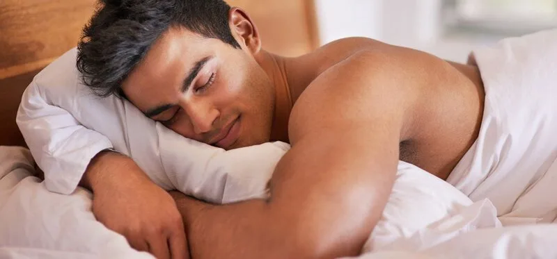 Nam giới đi ngủ có nên mặc quần lót không?